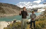 Saul Luciano Lliuya (G), agriculteur péruvien, et Noah Walker-Crawford (D), chercheur sur le changement climatique à l'University College London (UCL) en Angleterre, discutent près du lac glaciaire de Palcachoca dans le Parc national de Huascaran, dans le nord-est du Pérou, le 23 mai 2022