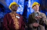 Le professeur Job Kibii (g), directeur des grottes de Sterkfontein, et le professeur d'archéologie Dominic Stratford dans les grottes de Sterkfontein, inscrites au patrimoine mondial de l'Unesco, le 15 avril 2025 à Krugersdorp, près de Johannesburg, en Afrique du Sud 