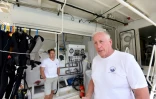David Ruff (à droite), chercheur en archéologie marine, à bord d'un bateau utilisé pour des expéditions sous-marines à visées archéologiques dans un port en Albanie, le 17 juillet 2018