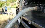 Un tuyau reliant un camion transportant de l'eau potable pour fournir la commune de Sainte-Marie-aux-Mines, dans l'est de la France, le 11 août 2026