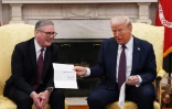 Donald Trump tient une lettre du roi Charles III, remise par le Premier ministre britannique Keir Starmer, le 27 février 2025 à la Maison Blanche, à Washington