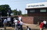 Des policiers et badauds devant l'usine chimique LG Polymers oĂą s'est produite une fuite de gaz, le 7 mai 2020 Ă Visakhapatnam, en Inde