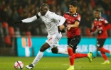 L'attaquant de Nice Mario Balotelli (g) poursuivi par le milieu de Guingamp Ludovic Blas, le 1er décembre 2018 à Guingamp  