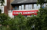 Des militants de Greenpeace déploient une banderole "Urgence climatique" en mai 2019 à Londres