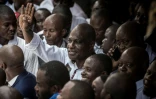 L'opposant congolais Martin Fayulu (c) salue la foule de ses partisans lors d'une manifestation contre les résultats de l'élection présidentielle, le 11 janvier 2019 à Kinshasa, en RDC