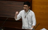 Le nouveau député Nathan Law fait une déclaration lors de sa prestation de serment au "Parlement" de Kong Kong, le 12 octobre 2016