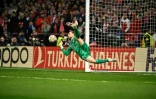 Le gardien de l'Atletico Madrid Jan Oblak arrête un tir au but face à l'Inter Milan, en huitièmes de finale retour de la Ligue des champions, le 13 mars 2024 au Metropolitano