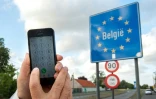 Un homme utilise son téléphone portable à Boeschepe, à la frontière franco-belge, le 6 juin 2017. Les frais d'itinérance mobile ont été supprimés le 15 juin 2017 dans les pays de l'Union européenne