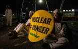 Des militants de Greenpeace bloquent l'entrée du chantier du réacteur EPR à Flamanville, le 31 mars 2022 dans la Manche