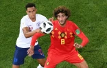 Le Belge Marouane Fellaini (d) et l'Anglais Trent Alexander-Arnold à la lutte, le 28 juin 2018 à Kaliningrad