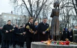 Le président ukrainien Petro Poroshenko et sa femme rendent hommage aux millions de victimes de la grande famine des années 1932-1933 à Kiev, le 28 novembre 2015