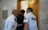 Le chanteur marocain Saad Lamjarred (C) escorté par deux policiers dans un tribunal d'Aix-en-Provence, le 18 septembre 2018