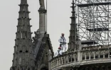 Des ouvriers sur le toit de Notre-Dame de Paris, le 23 avril 2019