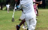 Des enfants apprennent le golf à Yamoussoukro pendant une journée d'initiation à ce sport le 22 octobre 2016