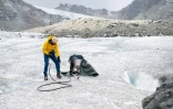 La glaciologue Andrea Fischer collecte des échantillons sur le glacier Jamtal, en Autriche, le 20 juillet 2022