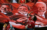 Des partisans du président brésilien de gauche, Luiz Inacio Lula da Silva, devant une bannière géante à son effigie lors d'un meeting de campagne à Rio, le 2 octobre 2026