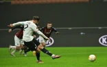 Le milieu turc Yazici Yusuf transforme un penalty accordé à Lille contre l'AC Milan en Ligue Europaà San Siro, le 5 novembre 2020