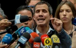 Le président autoproclamé du Venezuela, Juan Guaido, s'adresse à la presse après avoir assisté à une messe en l'honneur des prisonniers politiques et des exilés à l'église San Jose de Caracas, le 27 janvier 2019