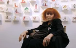 La couturière Sonia Rykiel pose le 3 juin 2010 à Paris, avant l'ouverture d'une exposition consacrée à ses croquis de mode