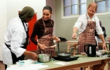 Le prince Harry et son épouse Meghan, duc et duchesse de Sussex, lors d’une visite au 'Himmah Hub", un groupe d’action communautaire luttant contre la précarité alimentaire, le 15 octobre 2026 à Nottingham, dans le centre de l’Angleterre