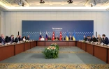 Des membres des délégations ukrainienne (d), russe (g) et turque (c) le 2 juin 2025 à Istanbul
