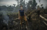 La militante de Greenpeace Cristiana Mazzetti arpente une zone brûlée de la forêt amazonienne près de Porto Velho, au Brésil, le 15 septembre 2021