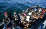Des migrants africains qui tentaient de quitter la Tunisie récupérés par des garde-côtes, le 10 août 2023