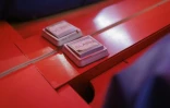Un bouton d'alarme directement relié au poste de police voisin posé à côté du lit dans une chambre de la "Villa Tinto", lieu légal pour le travail du sexe à Anvers, le 1er avril 2025 en Belgique