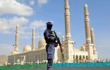 Un combattant houthi monte la garde devant la Grande mosquée al-Saleh de Sanaa, rebaptisée "Mosquée du Peuple", le 5 janvier 2024 au Yémen