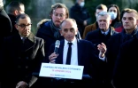 Le candidat d'extrême droite à la présidentielle française Eric Zemmour (c) à Villers-Cotterêts, dans l'Aisne, le 15 janvier 2022