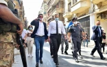 Le nouveau Premier ministre libanais Moustapha Adib (c) visite un quartier dévasté de Beyrouth, le 31 août 2020