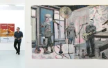 Un visiteur passe à côté de l'oeuvre de Pascal Vochelet le 12 juin 2018 lors d'Art Basel en Suisse le 12 juin 2018