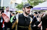 Le pilote français de l'écurie chinoise de Formule E Jean-Eric Vergne se dirige vers le podium après sa 3e place à Hong Kong, le 2 décembre 2017