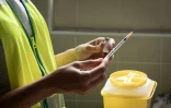 Une infirmière prépare une dose de vaccin contre la variole du singe, à Paris, le 27 juillet 2022