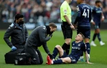 Le défenseur français d'Aston Villa, Lucas Digne, blessé lors du match de la 29e journée de Premier League face à West Ham, le 13 mars 2022 au London Stadium