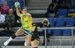 L'ailière française du Metz Handball Chloé Valentini tente un tir contre Toulon lors d'un match de Ligue féminine le 9 mars 2024 à Metz