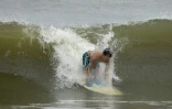 Un surfeur à Myrtle Beach, en Caroline du Sud, le 13 septembre 2018 à quelques heures de l'arrivée de l'ouragan Florence