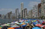 Sur la plage de Benidorm, côte est de l'Espagne, le 5 août 2018