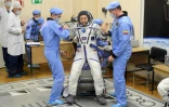 Le cosmonaute russe Oleg Kononenko essaye sa combinaison au cosmodrome de Baïkonour avant son départ pour l'ISS, le 3 décembre 2018