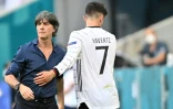 L'attaquant allemand Kai Havertz (d) est remplacé et félicité par son sélectionneur, Joachim Low lors du match de l'Euro contre le Portugal à Munich, le 19 juin
