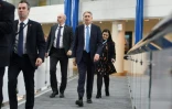Le ministre britannique des Finances Philip Hammond (C) arrive au centre où se déroule le congrès annuel des Tories, à Birmingham le 2 octobre 2018