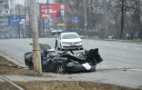 Une voiture écrasée par un blindé à Kiev, le 25 février 2022