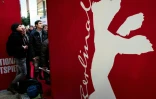 Spectateurs faisant la queue  pour acheter des tickets pour la Berlinale dans une rue commerçante de Berlin le 8 février 2016