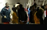 Des migrants secourus au large des cĂ´tes libyennes arrivent au port de Catane, en Italie, le 20 avril 2015