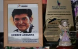 Un portrait d'Herber Argueta, étudiant disparu en 2021, au domicile de sa mère Carmen Armero, le 20 mars 2026 à Mejicanos, au Salvador