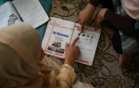 Des jeunes filles étudient dans une école clandestine, en Afghanistan, le 25 juillet 2022