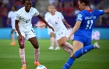 L'attaquante française Melvine Malard (g) défie la défenseuse islandaise Hallbera Gudny Gisladottir (d,) pendant l'Euro féminin 2022 au New York Stadium à Rotherham, le 18 juillet 2022.