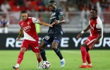 Le Monégasque Vanderson (gauche) au duel avec le Marseillais Geoffrey Kondogbia (centre) lors du match entre Marseille et Monaco pour le compte de la 2e journée de Ligue 1 au stade Louis-II le 30 août 2026