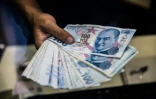 Des billets de livres turques, le 13 août 2018 à Istanbul