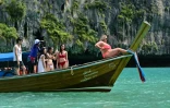 Des touristes dans une baie des îles Phi Phi en Thaïlande, le 26 novembre 2021